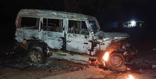 बस्तर में बोलेरो और कार की टक्कर, 2 युवक जिंदा जले, 3 रेफर; दोनों वाहन जलकर खाक