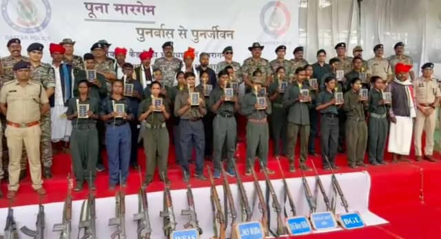 कांकेर में 21 नक्सलियों ने डाले हथियार, बस्तर आईजी बोले- अब भी समय है, सरेंडर कर लें वरना कार्रवाई तय