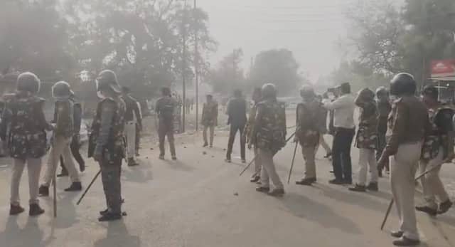 प्रदर्शन के दौरान पथराव, पुलिस ने छोड़े आंसू गैस के गोले; आरोपी सलमान अब भी फरार