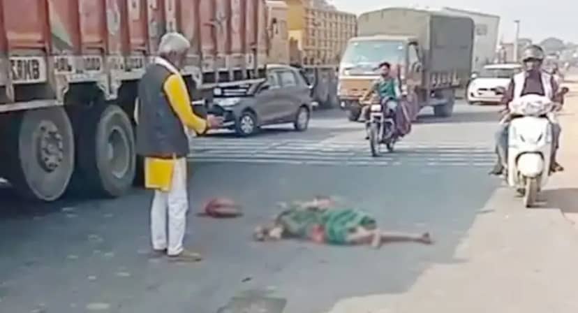 तेज रफ्तार डंपर ने बाइक सवार मां-बेटे को कुचला, दोनों की मौके पर मौत