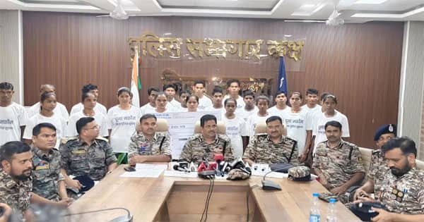 Chhattisgarh Naxali Surrender : सुकमा में 23 इनामी नक्सलियों ने किया आत्मसमर्पण, 1.18 करोड़ का था इनाम, सुरक्षाबलों को मिली बड़ी कामयाबी