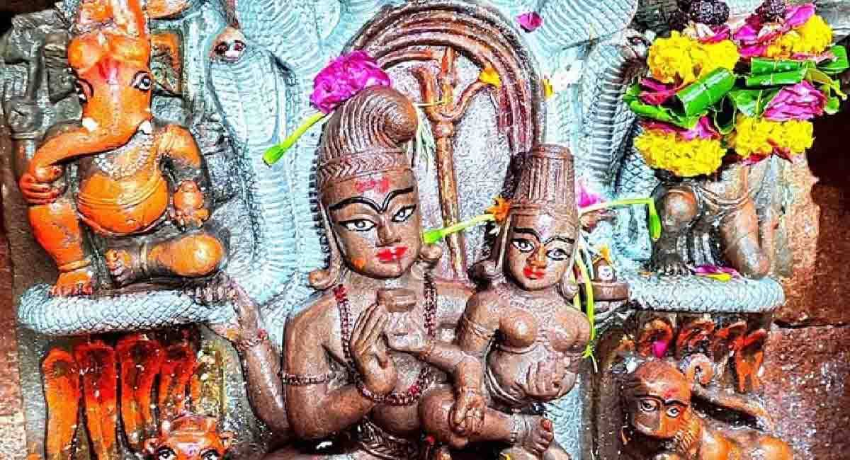 साल में सिर्फ एक बार खुलता है ये अद्भुत मंदिर... उज्जैन में नागपंचमी पर होंगे भगवान नागचंद्रेश्वर के दुर्लभ दर्शन, रात 12 बजे खुलेंगे मंदिर के पट