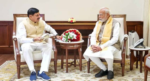 PM मोदी से मिले सीएम डॉ. मोहन यादव, दुबई-स्पेन निवेश यात्रा की दी जानकारी, 'विरासत से विकास की राह' पुस्तिका की भेंट 
