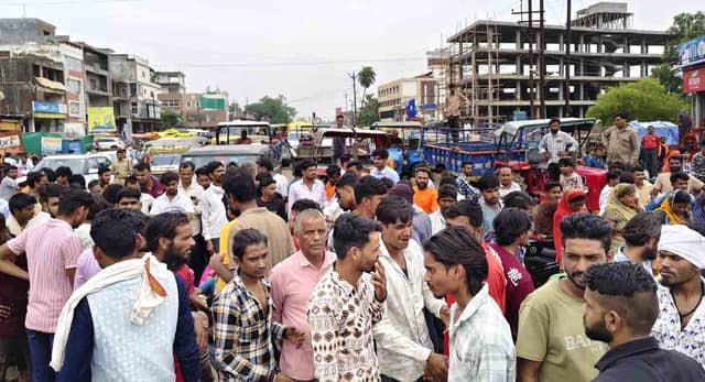 Guna News : सीएम और सिंधिया के दौरे से पहले परिजनों ने किया चक्काजाम, बाढ़ में बहे युवक का अब तक नहीं मिला सुराग 