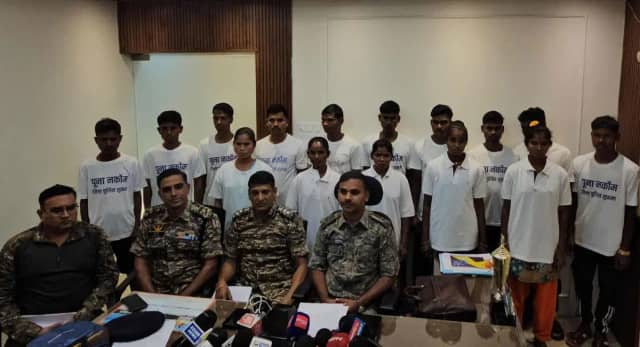 सुकमा में नक्सल मोर्चे पर बड़ी जीत, 48 लाख के इनामी 15 नक्सलियों ने हथियार डाले; मुख्यधारा में लौटे