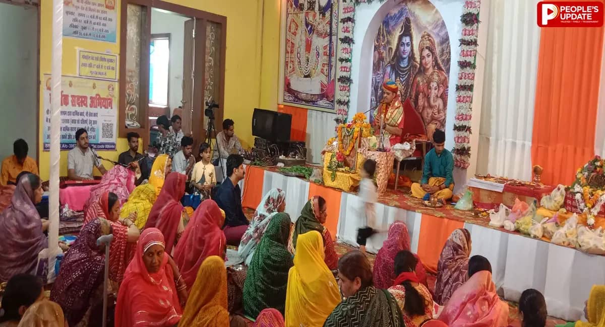 महिलाओं ने बनाए पार्थिव शिवलिंग, रुद्राक्ष वितरण की तैयारी
