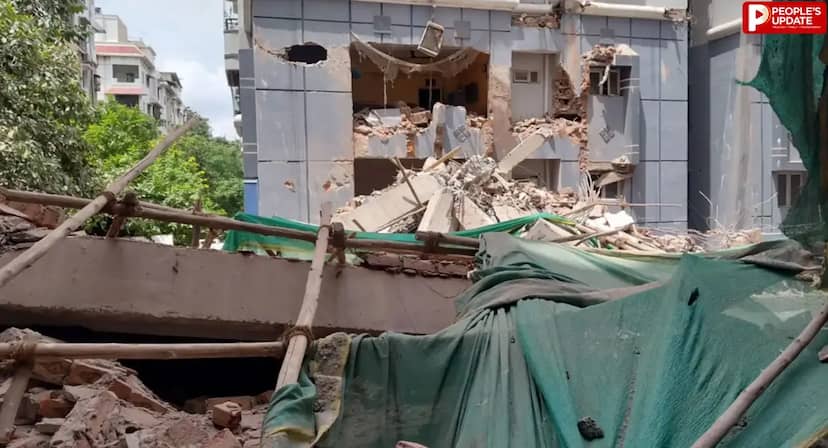 हैदराबाद में 7 मंजिला अवैध इमारत भरभराकर गिरी, 2 की मौत; मलबे में रेस्क्यू ऑपरेशन जारी