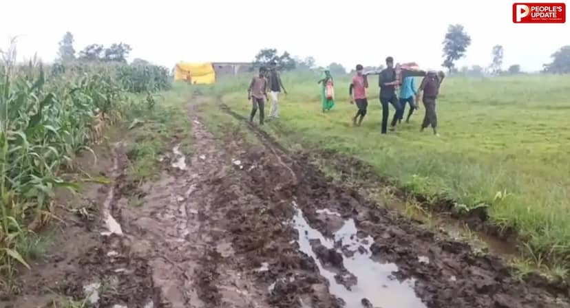 सड़क नहीं, कीचड़ का रास्ता... प्रसव पीड़िता को चारपाई पर लेकर निकले ग्रामीण