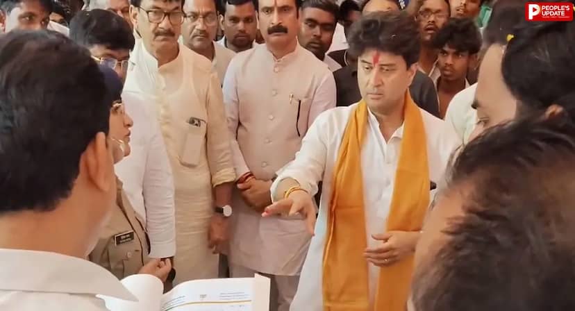 गुना में जनसुनवाई के दौरान भड़के सिंधिया, कलेक्टर-एसपी से बोले- गाड़ी में मत बैठिए, आप दोनों मेरी ड्यूटी पर हैं
