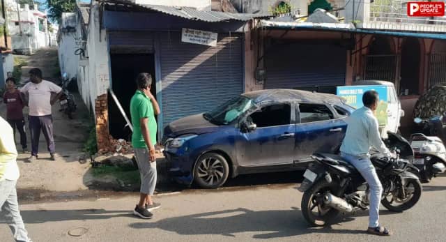 परासिया में कुत्ते को बचाने में बेकाबू हुई कार, पत्थर से टकराकर मकान में घुसी; बुजुर्ग की मौत