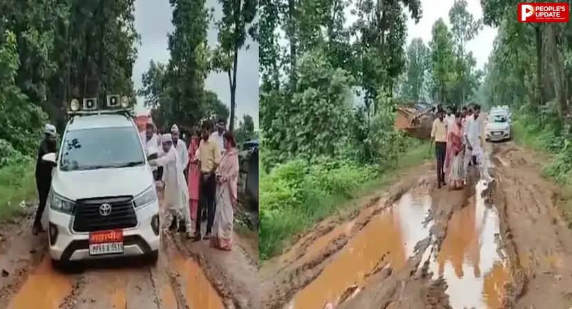 जिस सड़क के लिए 11 दिन से अनशन, उसी में फंसी महापौर की गाड़ी! फिर पैदल पहुंचीं धरना स्थल
