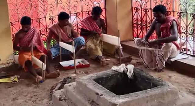 बस्तर में मां दंतेश्वरी को कच्चे सूत की राखी चढ़ाई, 800 साल पुरानी परंपरा निभाई