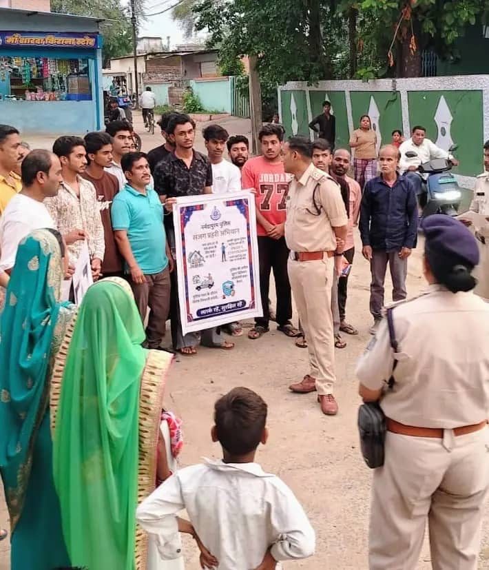 सजग प्रहरी अभियान, चोरियों पर लगाम लगाने आदमगढ़ पहुंची पुलिस टीम