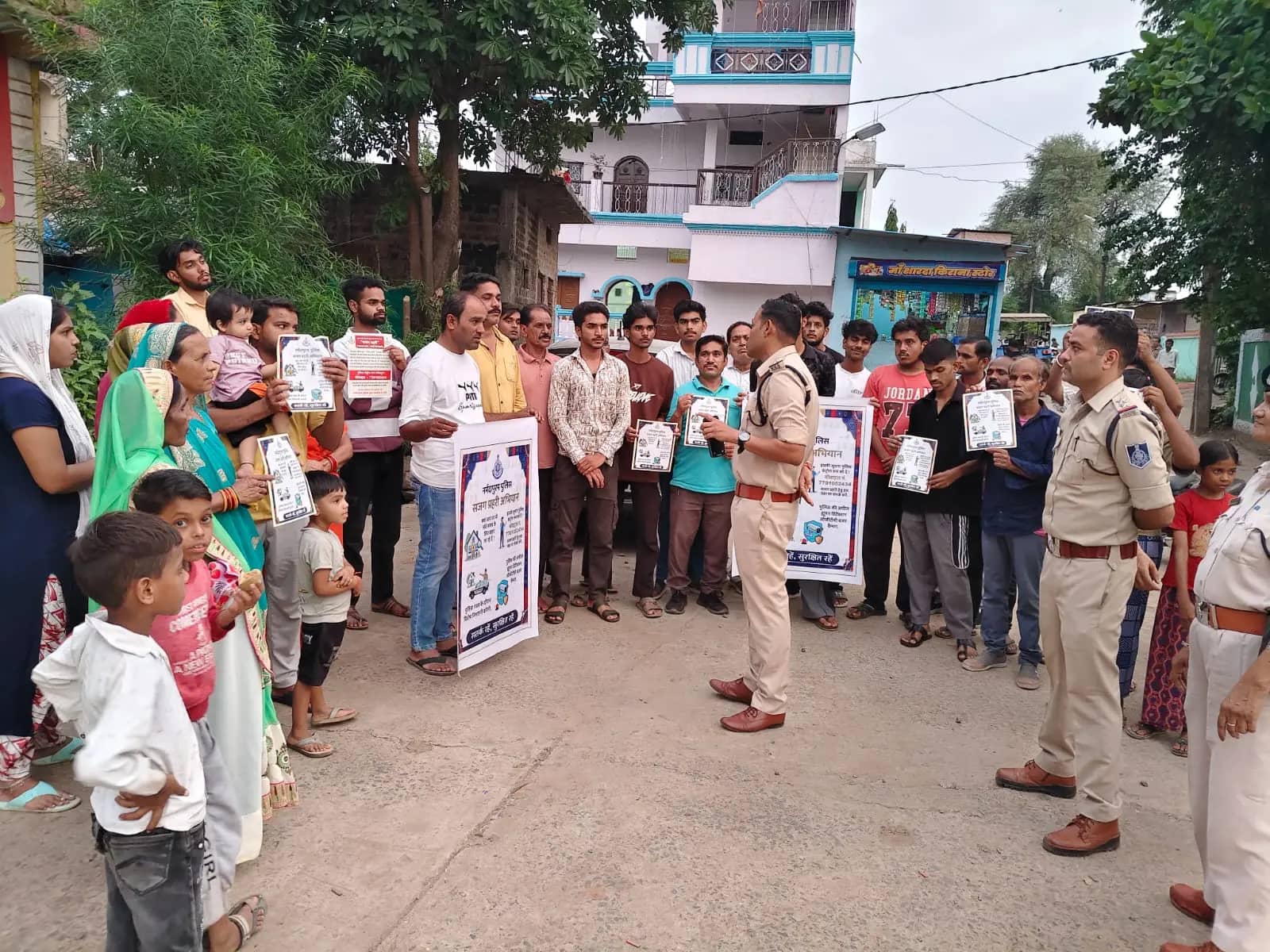 सजग प्रहरी अभियान, चोरियों पर लगाम लगाने आदमगढ़ पहुंची पुलिस टीम