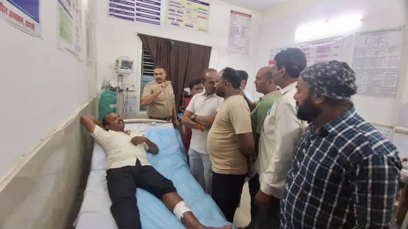 पैर में मारा चाकू, फायरिंग कर आरोपी फरार