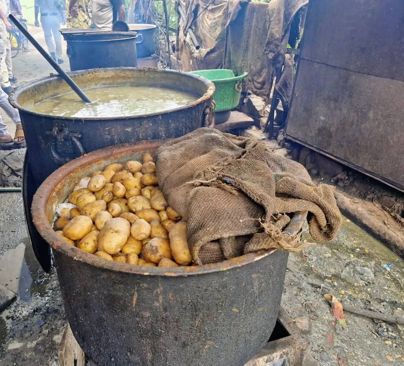 छापे में एक्सपायरी ब्रेड, सड़ी सब्जी और PDS का नमक जब्त