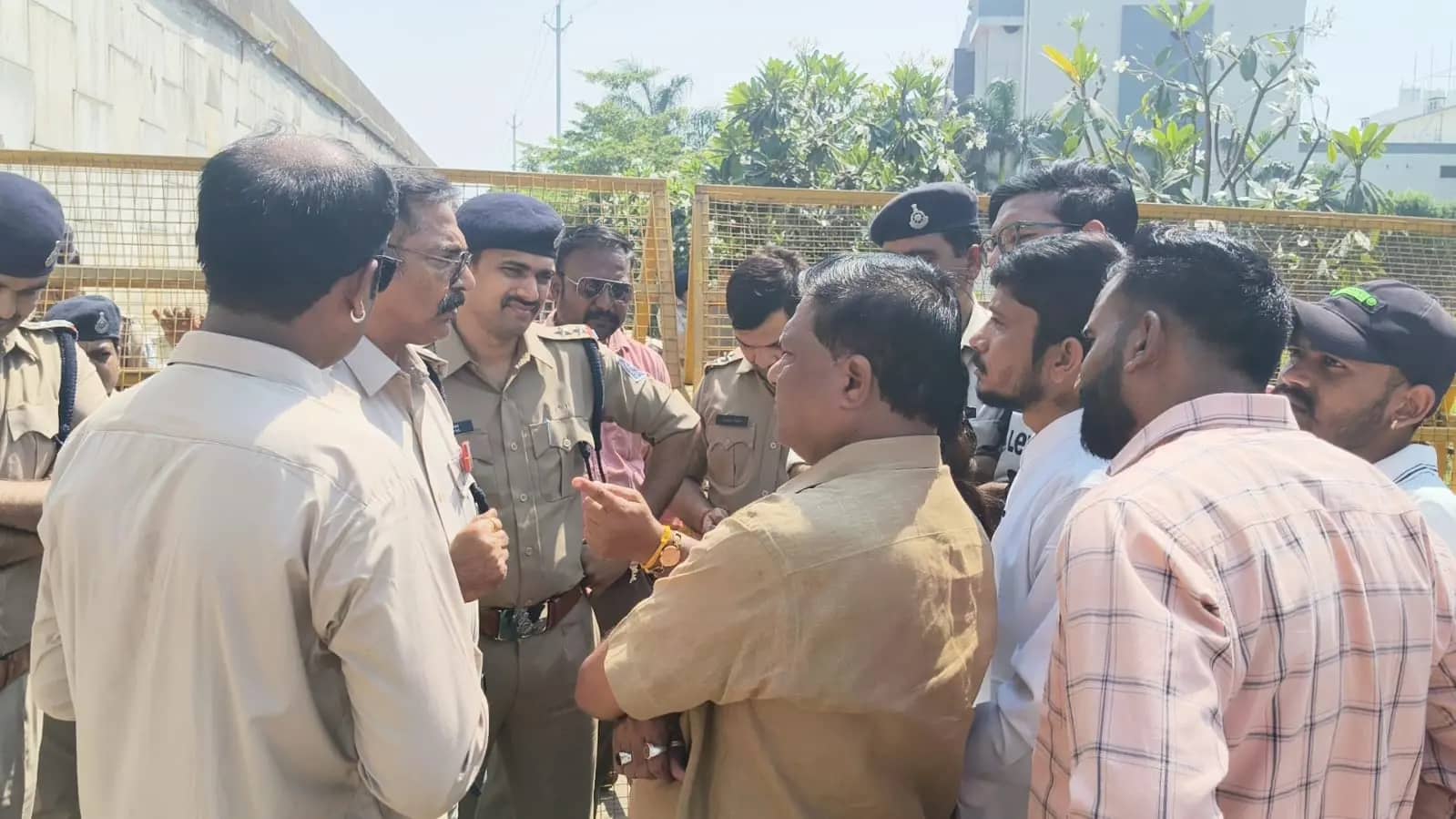 इटारसी में छात्रों को होटल में नजरबंद करने पर सियासत तेज, कांग्रेस नेताओं को मिलने से रोका