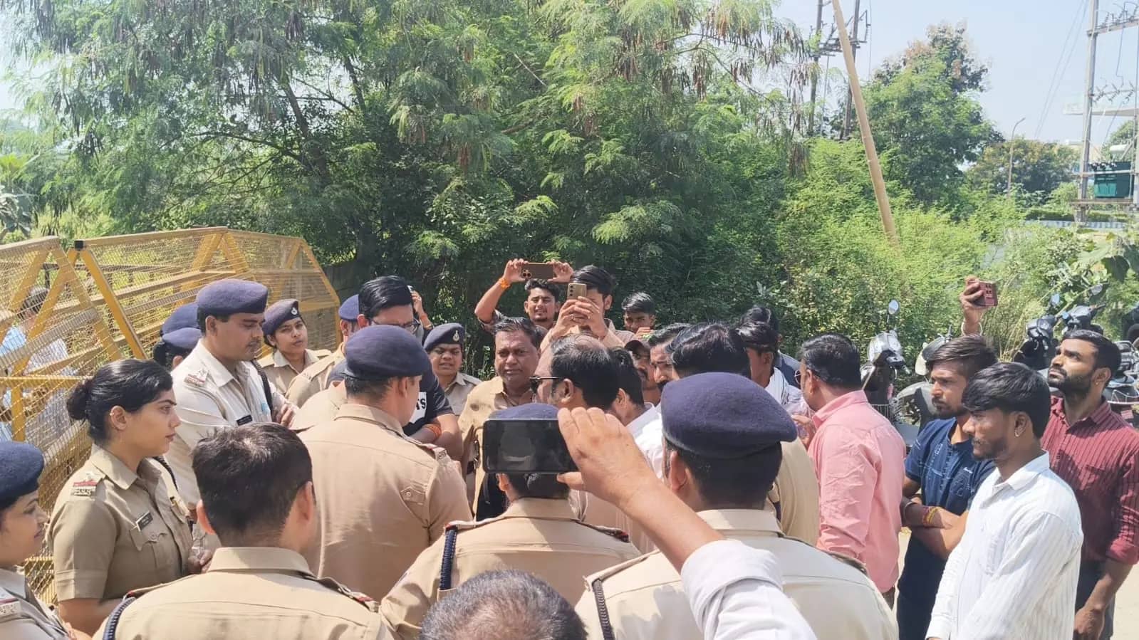 इटारसी में छात्रों को होटल में नजरबंद करने पर सियासत तेज, कांग्रेस नेताओं को मिलने से रोका