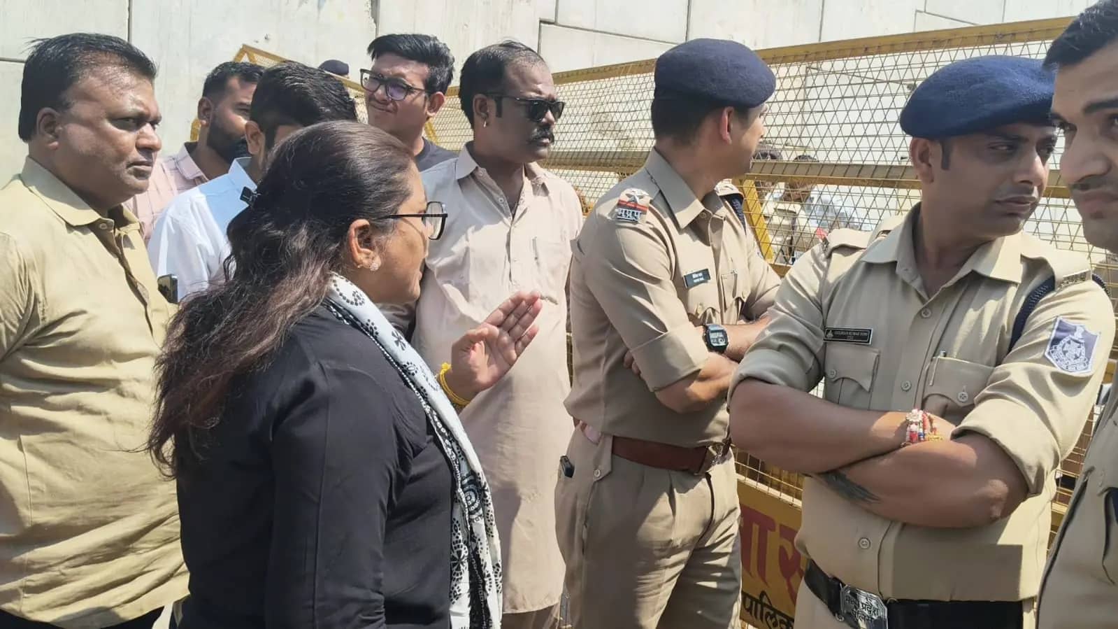इटारसी में छात्रों को होटल में नजरबंद करने पर सियासत तेज, कांग्रेस नेताओं को मिलने से रोका