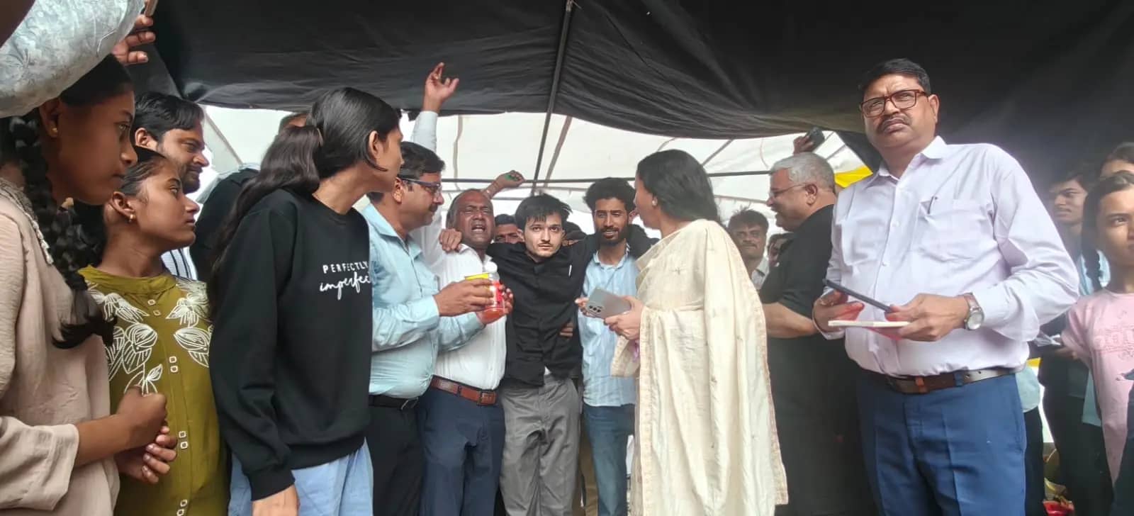 स्वास्थ्य बिगड़ने पर एसडीएम ने जूस पिलाकर तुड़वाया अनशन