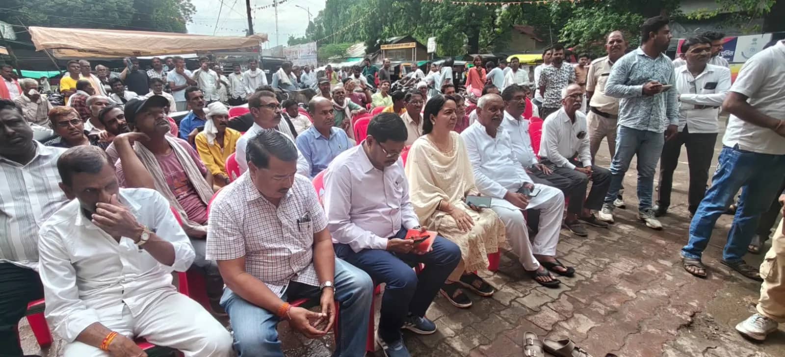 स्वास्थ्य बिगड़ने पर एसडीएम ने जूस पिलाकर तुड़वाया अनशन