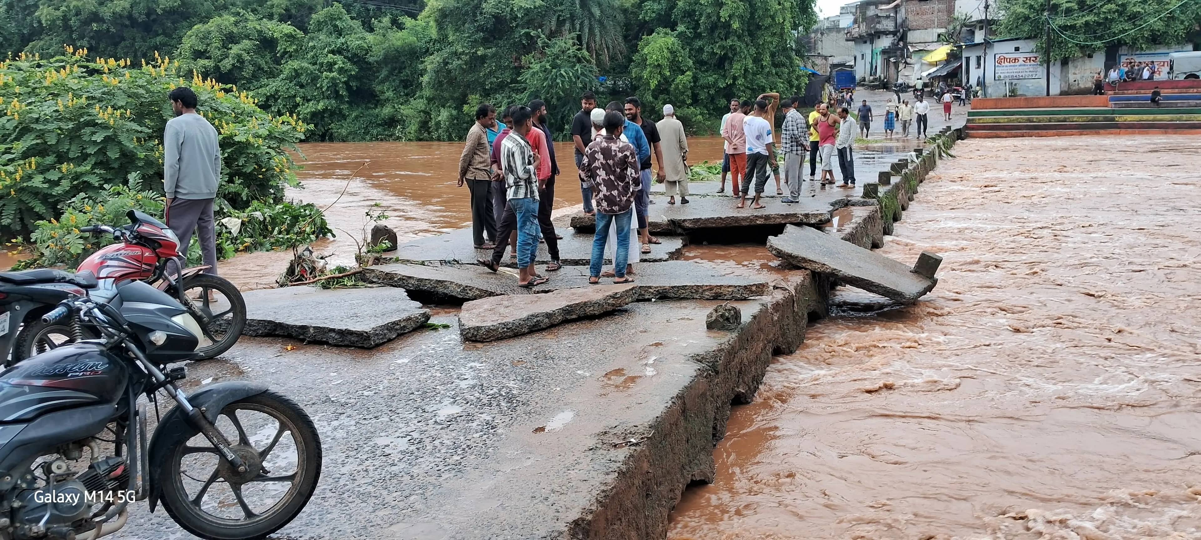 सोहागपुर में पहली बाढ़ ने तोड़ा रपटा, रामगंज-मातापुरा मार्ग बंद; स्कूली बच्चों और श्रद्धालुओं की बढ़ी परेशानी