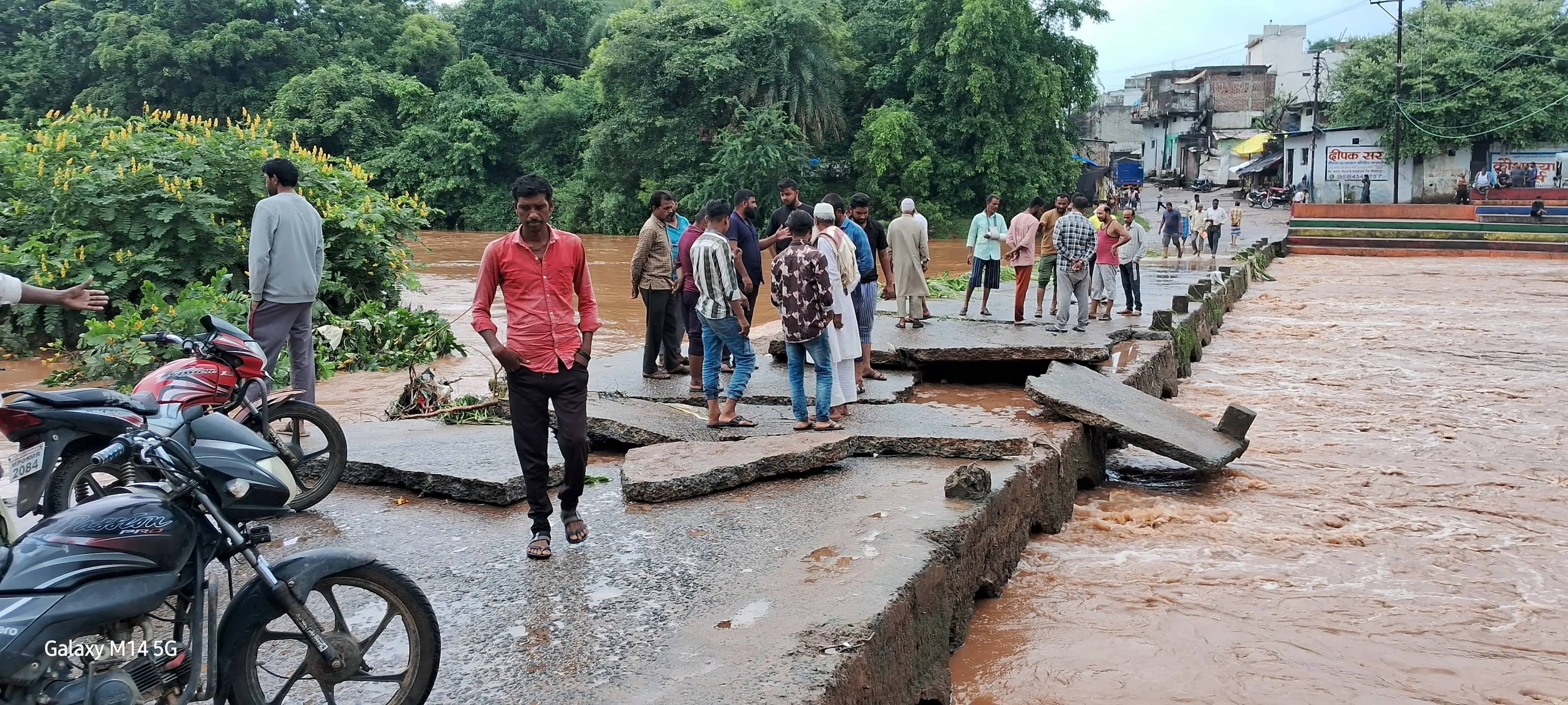 सोहागपुर में पहली बाढ़ ने तोड़ा रपटा, रामगंज-मातापुरा मार्ग बंद; स्कूली बच्चों और श्रद्धालुओं की बढ़ी परेशानी