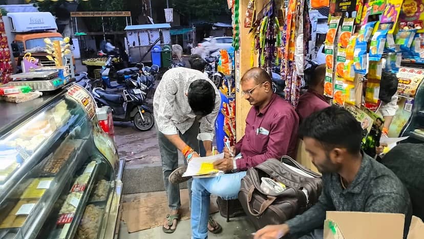 त्योहारों से पहले खाद्य विभाग की बड़ी कार्रवाई, सोहागपुर-बनखेड़ी में मिठाई दुकानों से लिए 31 सैंपल