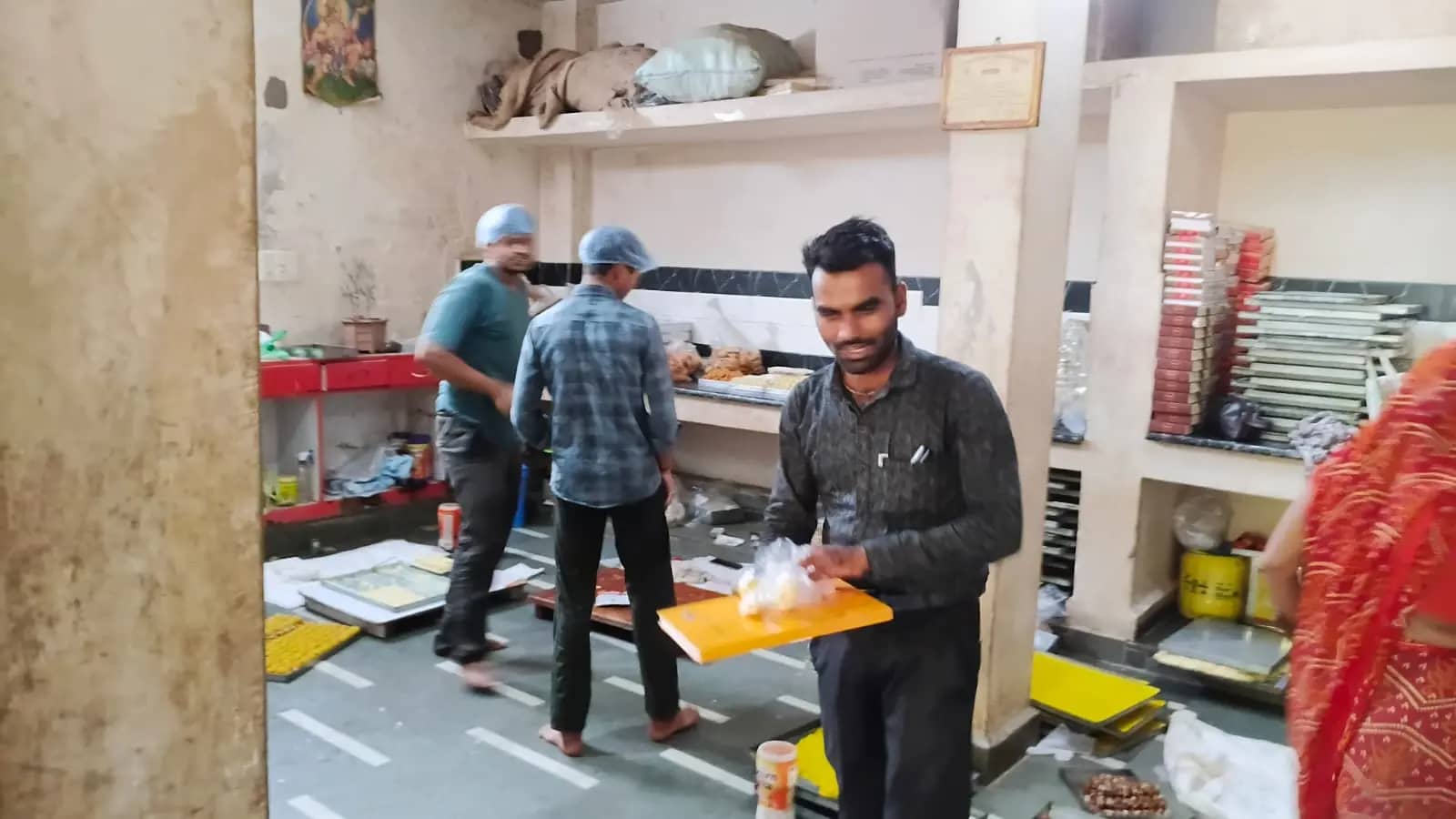 त्योहारों से पहले खाद्य विभाग की बड़ी कार्रवाई, सोहागपुर-बनखेड़ी में मिठाई दुकानों से लिए 31 सैंपल