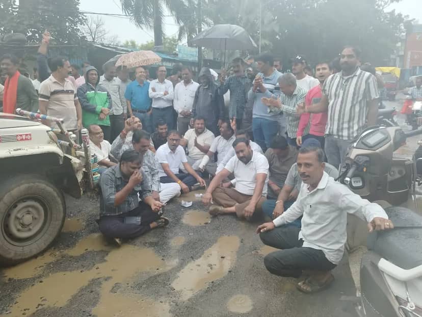 सोहागपुर में बदहाल सड़क को लेकर भाजपा समर्थक पानी भरे गड्ढों के बीच धरने पर बैठे 