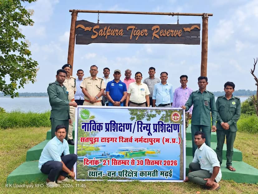 मढ़ई में नाविक प्रशिक्षण शुरू, पर्यटकों की सुरक्षा के लिए दिए जा रहे जल सुरक्षा और प्राथमिक उपचार के गुर