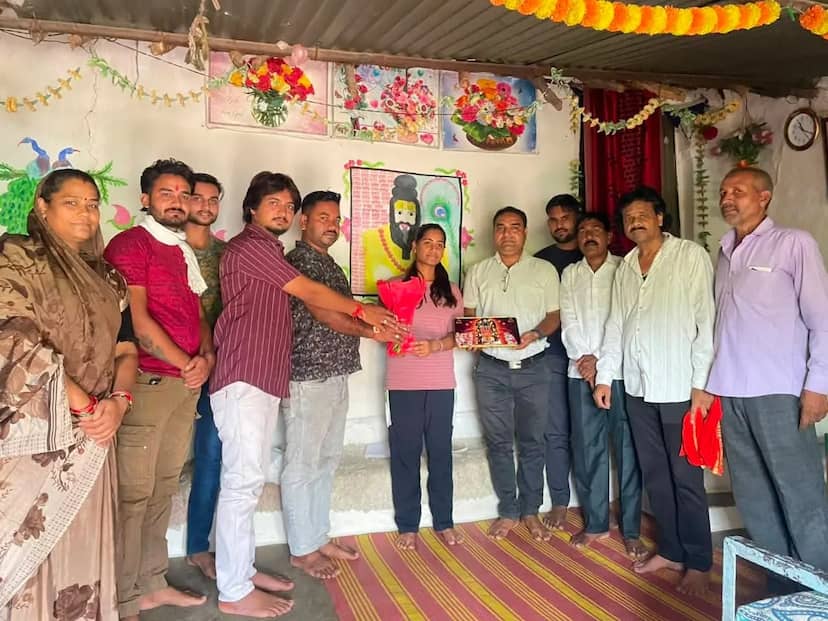 पर्वतारोहण में स्वर्ण पदक जीतकर लौटीं राखी सराठे का समाजजनों ने किया सम्मान