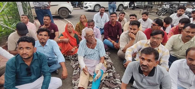 26 दिन बाद भी नहीं पकड़े गए लूट के आरोपी, एसपी कार्यालय पहुंचे ग्रामीण
