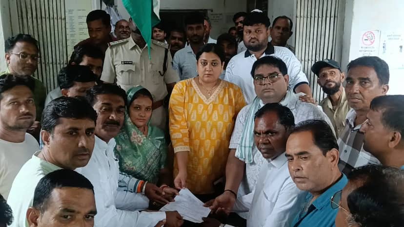 कांग्रेस का विरोध प्रदर्शन, छात्रों की मांगों और राहुल गांधी की गिरफ्तारी के विरोध में सौंपा ज्ञापन