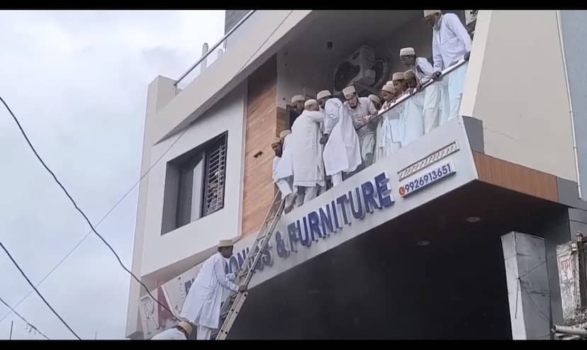 उद्घाटन समारोह के दौरान इलेक्ट्रॉनिक्स -फर्नीचर शोरूम में लगी आग, 25 लोगों को किया रेस्क्यू