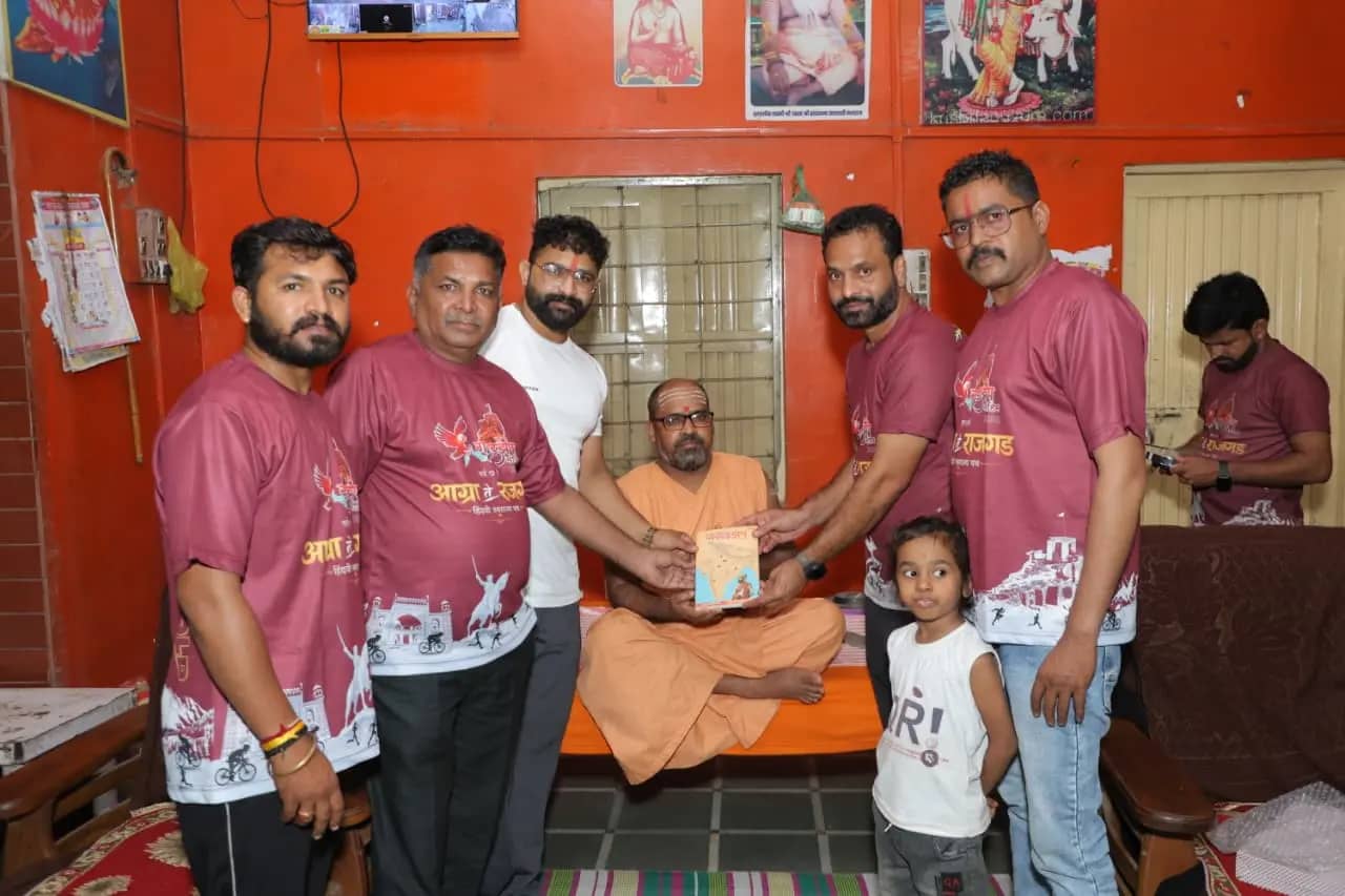 मशाल कावड़ यात्रा खलघाट पहुंची, 11 दिन में 1310 किमी दूरी तय करेगा युवाओं का जत्था