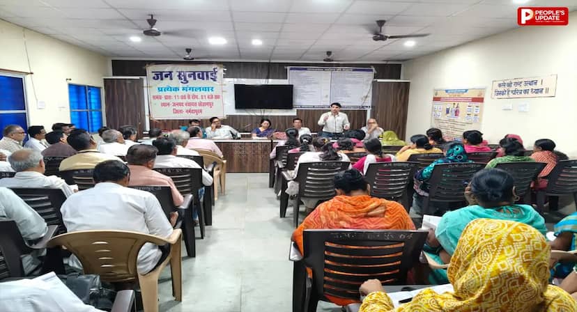 भारत निर्वाचन आयोग टीम की सोहागपुर में हुई अहम बैठक, BLO को समय पर काम पूरा करने के दिए निर्देश