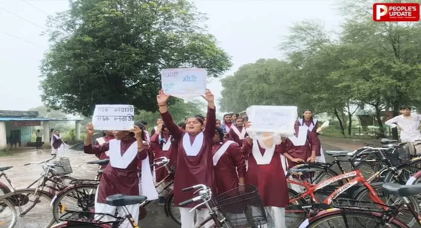 दमोह में सड़क के लिए सड़क पर उतरे छात्र, परेशान छात्रों ने रोका रास्ता, प्रशासन ने किया निरीक्षण