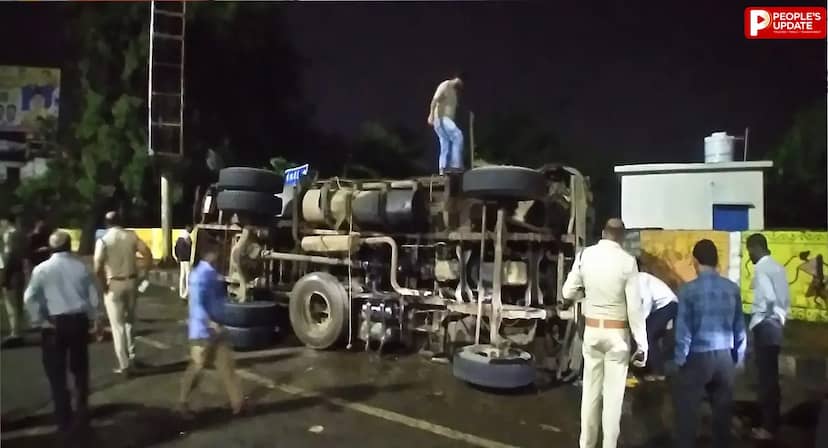 भोपाल के चेतक ब्रिज पर देर रात पलटा तेल से भरा ट्रक, एक बच्चे समेत 3 घायल, देवास से लौटते समय हुआ हादसा