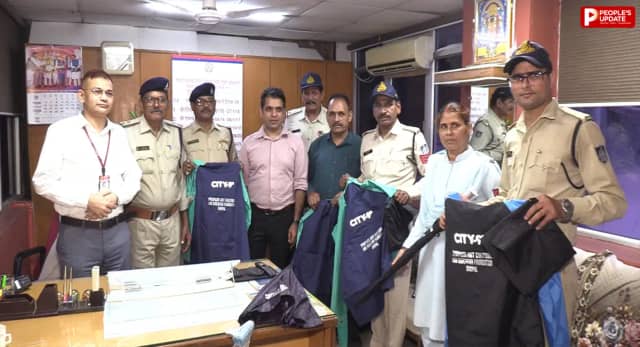 पीपुल्स आर्ट कल्चर एंड एजुकेशन फाउंडेशन ने की नई पहल, सतपुड़ा और विंध्याचल में कर्मचारियों को बांटे छाते-रैनकोट