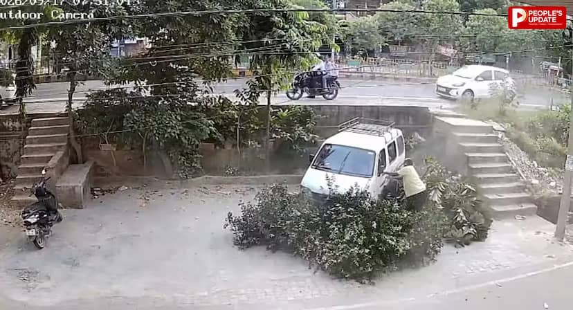 गाजियाबाद में बच्चों से भरी वैन पलटी, हादसे के बाद मचा हड़कंप, सभी बच्चे सुरक्षित