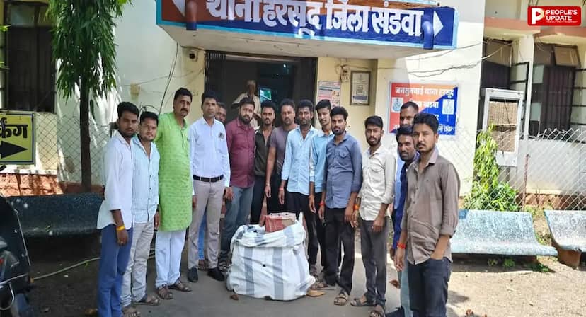 हरसूद में ग्रामीणों ने पकड़ी अवैध शराब की 7 से ज्यादा पेटियां, कर्मचारी फरार