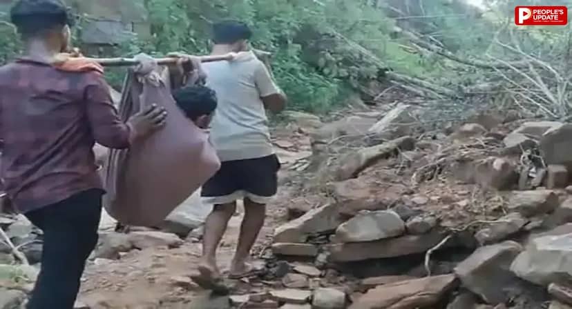 सतना में बदहाल सड़क की तस्वीर, मरीज को डेढ़ किमी तक कंधे पर ढोया, बारिश में दलदल बना रास्ता