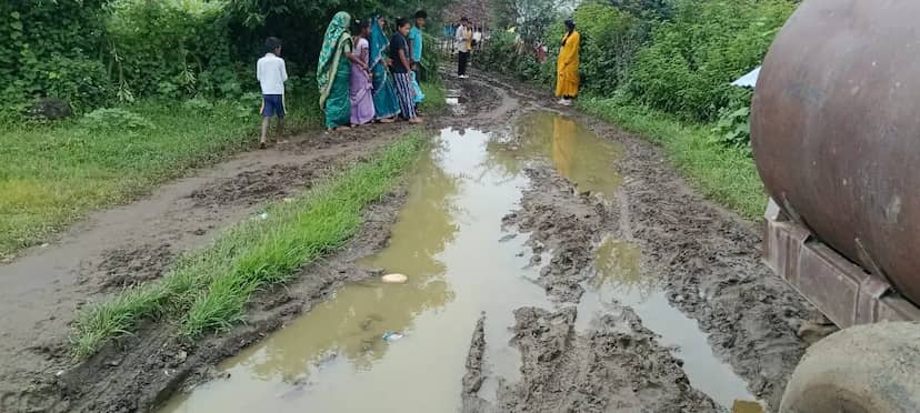 बारिश ने खोली विकास की पोल, बरेला की सड़कें बनीं दलदल; ग्रामीणों का आवागमन मुश्किल