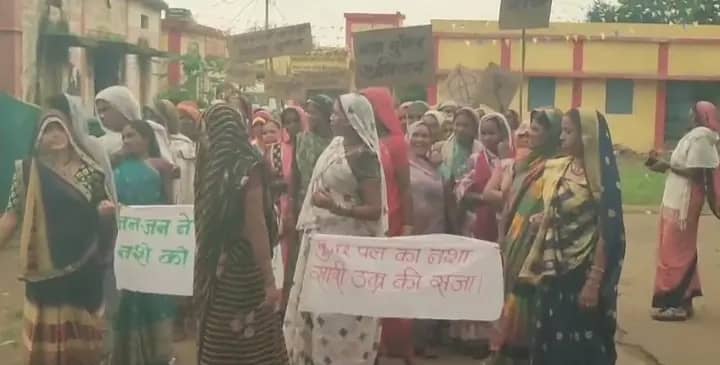 अवैध शराब बिक्री के खिलाफ ग्रामीणों ने खोला मोर्चा, महिलाएं पहुंचीं थाने