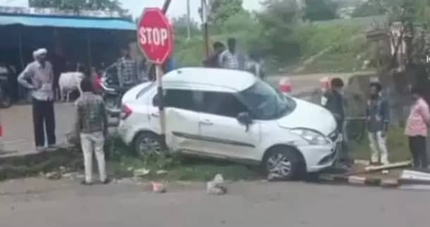घंसौर में अनियंत्रित कार डिवाइडर से टकराई, चौराहे पर टला बड़ा हादसा