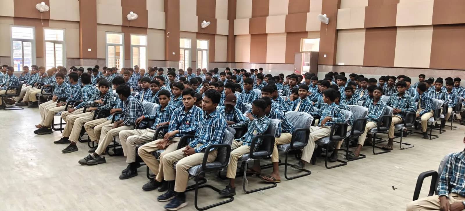 घंसौर: नशे से दूर रहने का दिया संदेश, मद्य निषेध अभियान के तहत जागरूकता कार्यक्रम; विद्यार्थियों को किया पुरस्कृत