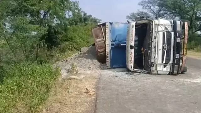 सिवनी में राख से भरा ओवरलोड डंपर पलटा, चालक गंभीर; बाइक सवार बाल-बाल बचा