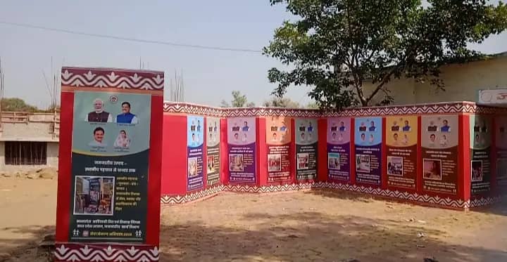 घंसौर में सेवा संकल्प अभियान के तहत लगी प्रदर्शनी, ग्रामीणों को सरकारी योजनाओं की दी जा रही जानकारी