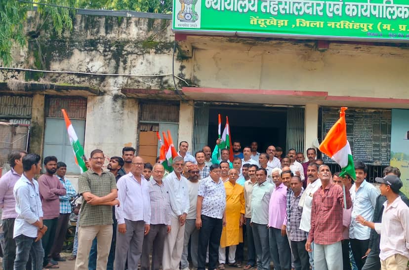 राहुल गांधी की गिरफ्तारी और छात्रों पर लाठीचार्ज के विरोध में कांग्रेस का धरना, राष्ट्रपति के नाम सौंपा ज्ञापन